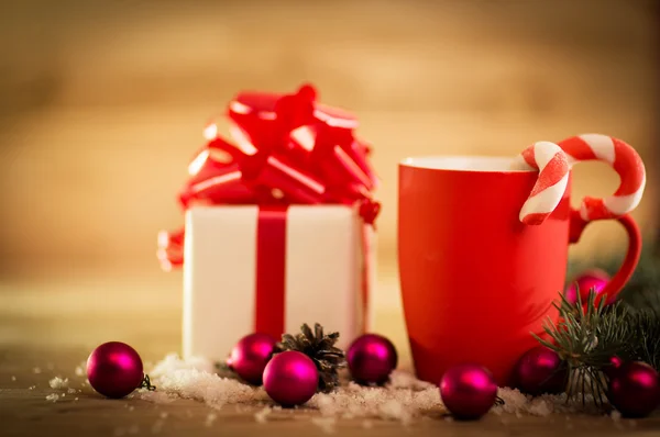 Caneca de chá ou café. Doces e especiarias. Decorações de Natal . — Fotografia de Stock