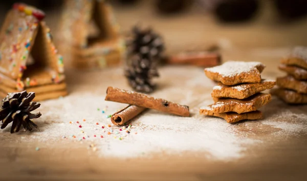 Zelfgemaakte ontbijtkoek kerstkoekjes, specerijen en decoratie — Stockfoto