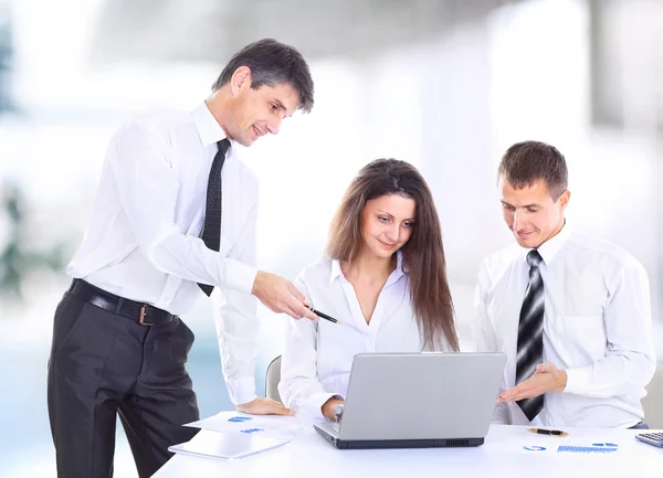 Biznes, technologia i koncepcja biura - uśmiechnięta szefowa rozmawiająca z zespołem biznesowym — Zdjęcie stockowe
