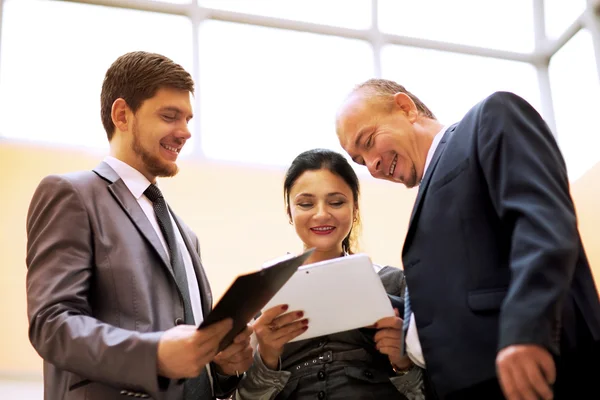 Smiling business team discussing something in office — Stock Photo, Image