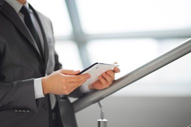 Eller insanların tablet bilgisayar ile çalışma.