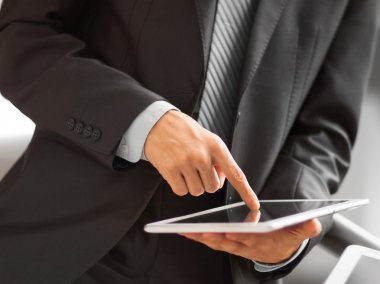 iş kişi mali tablet ekrandaki istatistik analiz