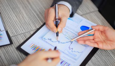 Ofiste masanın üstüne yatıyor grafik çözümlemesini grafik