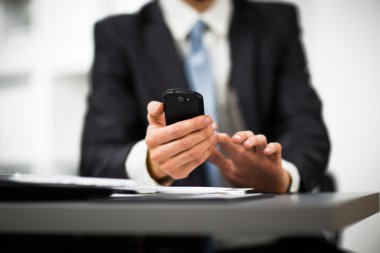 Bir akıllı telefon kullanmak için el
