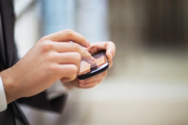 Persone moderne che fanno affari, grafici e grafici in fase di dimostrazione sullo schermo di un telefono — Foto Stock