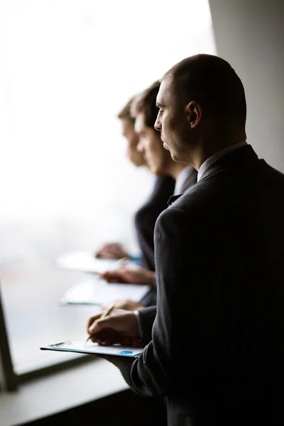 Imagem de empresários discutindo suas ideias no escritório — Fotografia de Stock