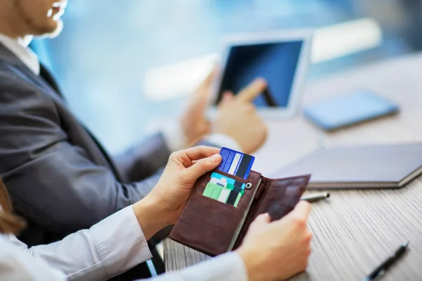 Femme shopping à l'aide de la bourse tire sur une carte de crédit gros plan — Photo