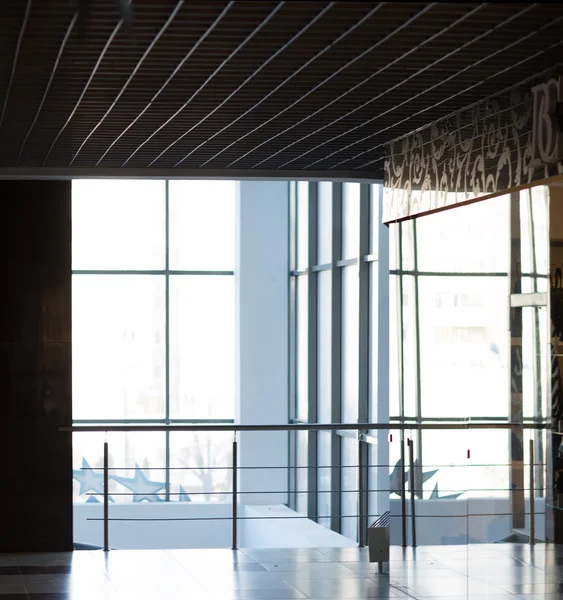 Mur de verre dans le bâtiment de bureaux — Photo