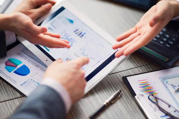 Zakenman op online financiële beoordeling op een Tablet PC. Teamwerk in het kantoor — Stockfoto