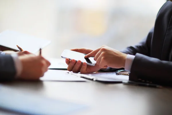 Die Hände der Menschen, die mit Tablet-Computer und Smartphone arbeiten. Technologie. — Stockfoto