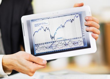 dokunmatik ekran cihaz işadamı elele.