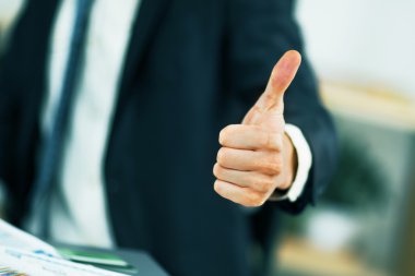 İşadamı parmağını kaldırdı.