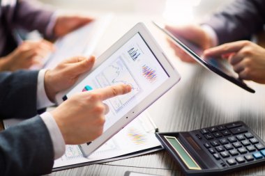 Online finansal değerlendirme tablet üzerinde iş adamı. Ofiste takım çalışması