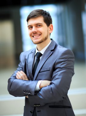 Gülümseyen yakışıklı bir iş adamının portresi