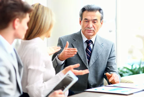 Geschäftsteam arbeitet im Büro gemeinsam an Geschäftsprojekt — Stockfoto