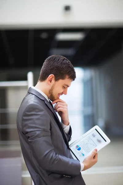 Jeune homme d'affaires avec une tablette pc, au bureau — Photo