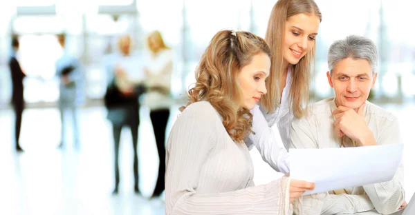 Ondernemers bespreken het werkplan. — Stockfoto