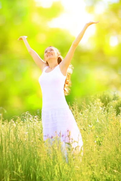 Hermosa mujer joven al aire libre. Disfruta de la naturaleza. Sonrisa saludable — Foto de Stock