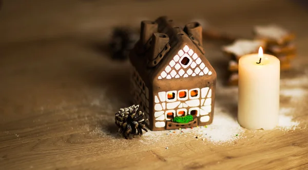 İçinde mum ışığı ve güzel arka plan ışıkları olan bir Noel pastası. — Stok fotoğraf