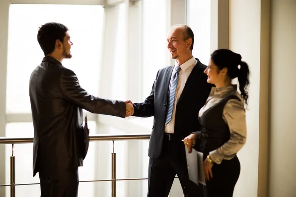 Imagem de uma equipe de negócios discutindo os últimos resultados financeiros — Fotografia de Stock