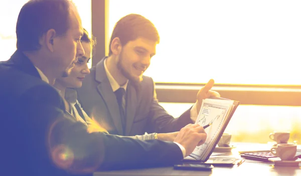 Daha İyi Sonuçlara Ulaşmak İçin İş Takımı Birlikte Çalışıyor