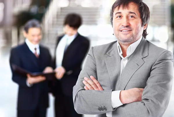 Retrato de un hombre de negocios guapo sonriente — Foto de Stock