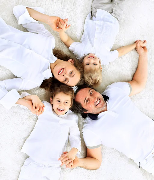 Bella famiglia felice isolato su uno sfondo bianco — Foto Stock