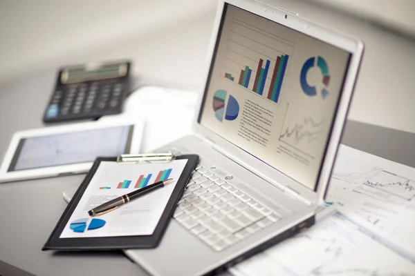 Zakenman analyseren investeringen grafieken met laptop. boekhouding — Stockfoto