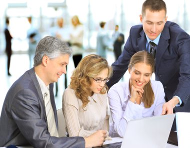 iş toplantısı - iş arkadaşları ile tartışmaya Müdürü