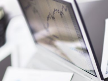 dizüstü bilgisayar ile yatırım grafikleri analiz bir iş adamı. muhasebe