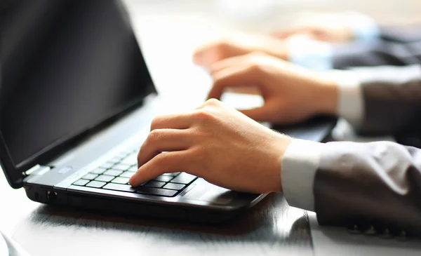 Equipe de pessoa Digitando em um laptop moderno no escritório — Fotografia de Stock