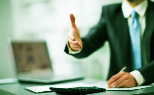 Retrato de um empresário de sucesso dando uma mão — Fotografia de Stock