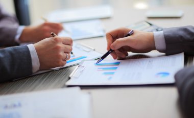 Düzeni tartışıyor. İş adamları, işaret yan görünüm grafiği'nde birlikte, masada oturan işleme