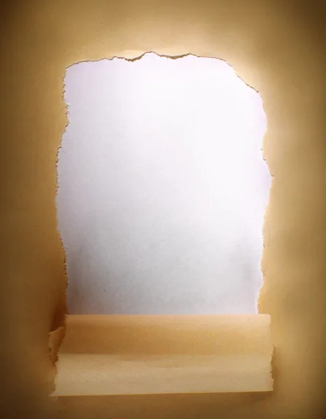 Papel de pacote marrom rasgado para revelar painel branco ideal para espaço de cópia — Fotografia de Stock