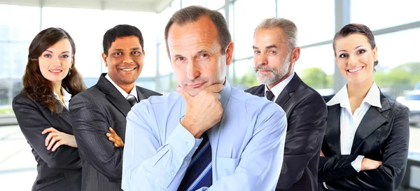 Erfolgreiche Gruppe von Geschäftsleuten im Büro — Stockfoto