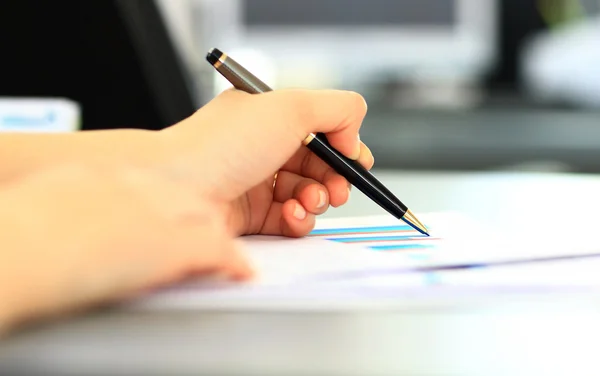 Geschäftsfrau schreibt mit Stift im Büro — Stockfoto