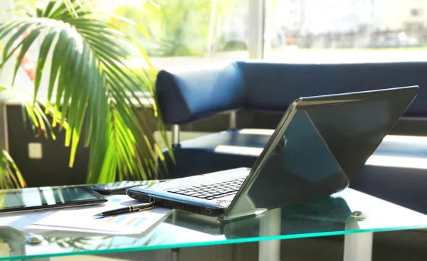 Closeup photo of laptop computer with open top. Blank screen — Stock Photo, Image