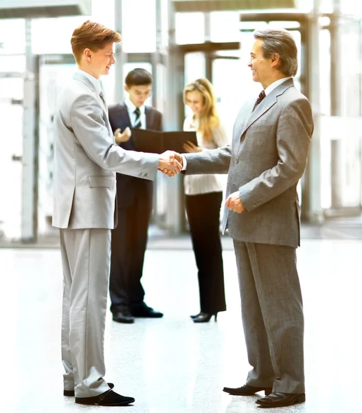 Zakenmensen schudden elkaar de hand, ronden een vergadering af — Stockfoto