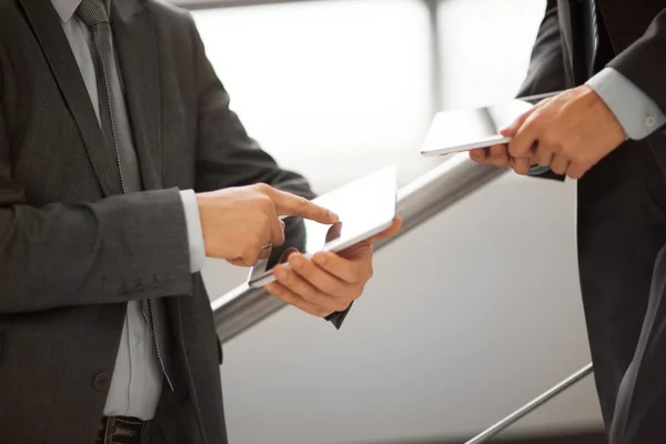 Manos de personas que trabajan con Tablet PC . —  Fotos de Stock