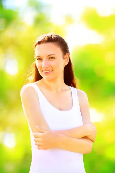 Belle jeune femme en plein air. Profitez de la nature. Un sourire sain — Photo