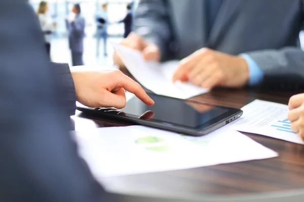 Compañeros de negocios trabajando juntos y usando una tableta digital —  Fotos de Stock