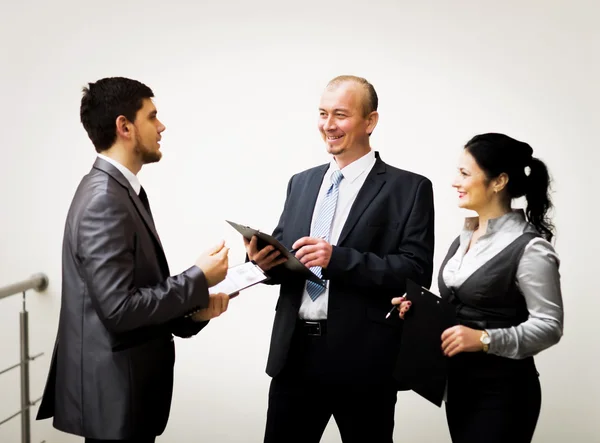 Imagem de uma equipe de negócios discutindo os últimos resultados financeiros — Fotografia de Stock