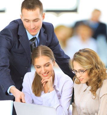 iş adamları bir proje üzerinde çalışırken Office grubu