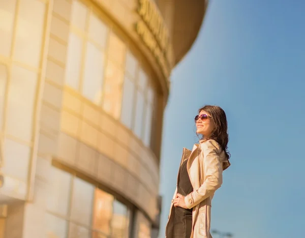Joven mujer de negocios con gafas santasusana de pie en una gran ciudad y mirando hacia otro lado a propósito . —  Fotos de Stock