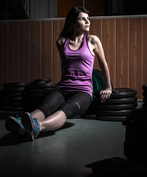Beautiful muscular fit woman exercising building muscles — Stock Photo, Image