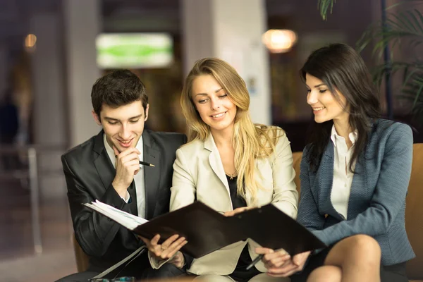 Immagine di uomini d'affari che ascoltano e parlano con il loro collega all'incontro — Foto Stock