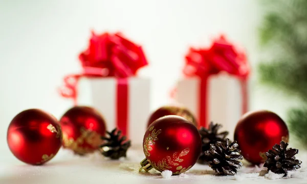 Regalos sobre fondo blanco con bolas de Navidad — Foto de Stock