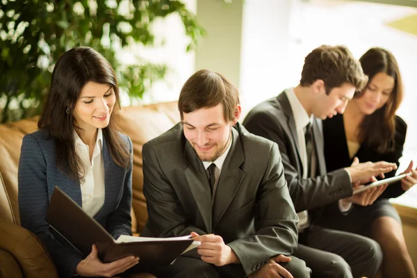 Foto van mensen uit het bedrijfsleven luisteren en praten met hun collega aan vergadering — Stockfoto