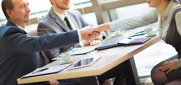 Zakelijke handdruk. Handdruk van twee zakenmannen sluiten een deal op kantoor — Stockfoto