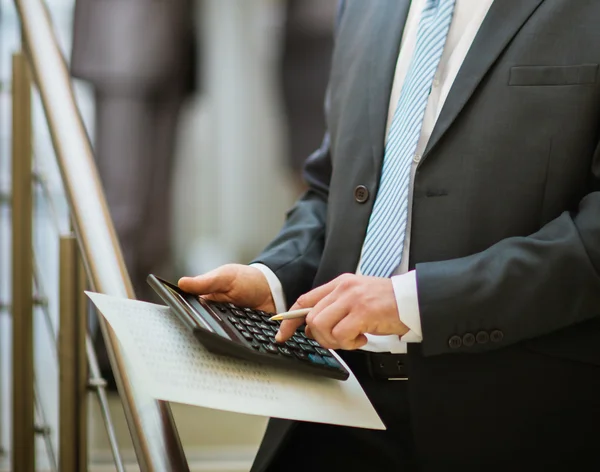 Männerhände mit Taschenrechner. Kalkulation im Büro — Stockfoto